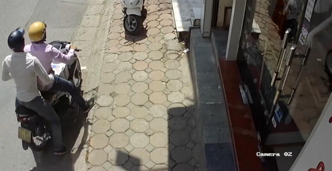 Sau khi trộm được chiếc điện thoại, nam thanh niên và "chiến hữu" nhanh chóng tẩu thoát.