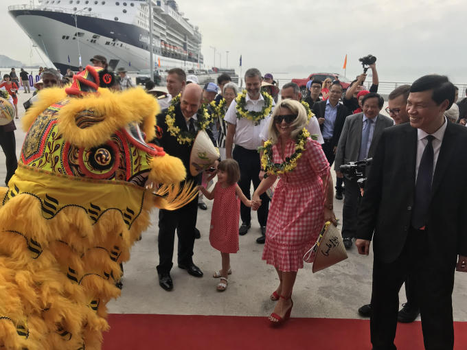 Các du khách thích thú, khám phá mảnh đất chữ S xinh đẹp.
