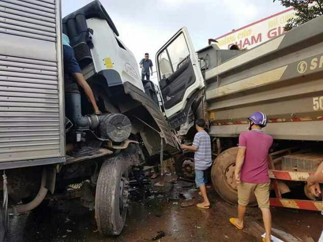 Phần đầu hai phương tiện bẹp dúm. (ảnh Thanh Tùng)