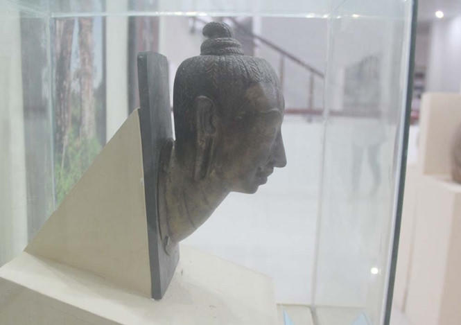 Phiên bản đầu tượng được trưng bày để công chúng thưởng lãm.