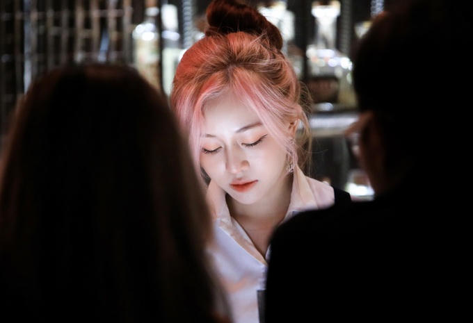 Với Phương, việc sáng tạo, pha chế nhiều loại cocktail phục vụ khách hàng là một món quà cô dành tặng họ.