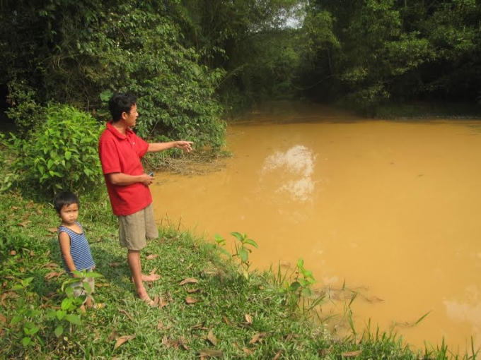 Người dân phản ánh thực trạng ô nhiễm nguồn nước trên địa bàn xã Cẩm Mỹ (huyện Cẩm Xuyên, Hà Tĩnh).