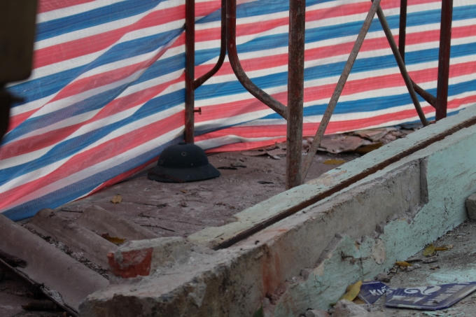 Theo nhiều nhân chứng cho biết, trước khi xảy ra vụ việc có một nhóm người đang làm việc ở đây (Ảnh Văn Lịnh)