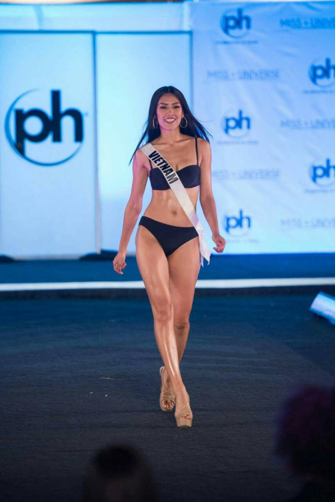 Á hậu Nguyễn Thị Loan tự tin trình diễn trong đêm bán kết Miss Universe 2017