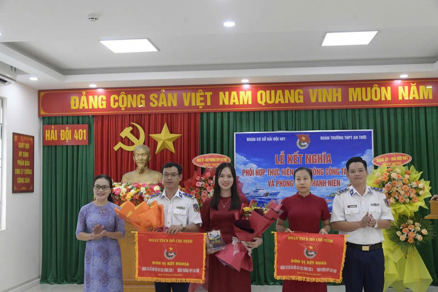 Chỉ huy Hải đội 401 và lãnh đạo Trường THPT An Thới tặng cờ lưu niệm cho hai tổ chức đoàn.