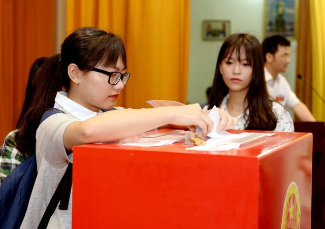 Sinh viên Hà Nội phấn khởi đi bầu cử. (Ảnh: Anh Tuấn).