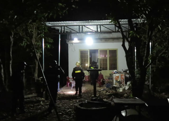 Cảnh sát ập vào bắt giữ các đối tượng trong đường dây sản xuất ma tuý.