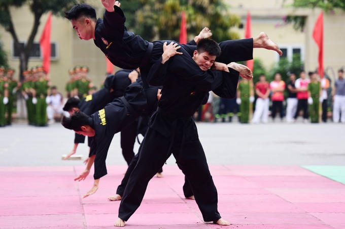 Cùng với bắn súng ứng dụng, võ thuật là nội dung quan trọng của chương trình đào tạo khoa Cảnh sát vũ trang, Học viện Cảnh sát nhân dân.