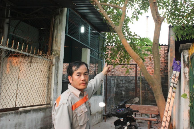 Ông Lâm chỉ tay lên ống khói nơi trực tiếp thải ra thứ mùi vừa nồng nặc, vừa hôi thối kiến gia đình ông cũng như người dân xung quanh bị “tra tấn” hàng ngày.