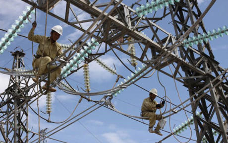 EVN đang triển khai nhiều biện ph&aacute;p tiết giảm chi ph&iacute; trong sản xuất v&agrave; kinh doanh điện. (Ảnh minh họa: KT).