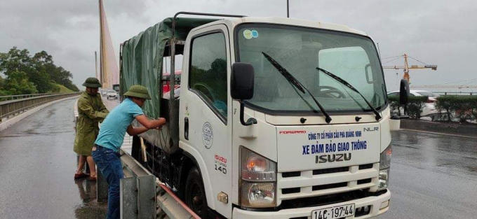 Cấm xe máy qua cầu Bãi Cháy do ảnh hưởng bão số 7