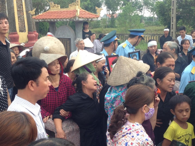 Những người thân trong gia đình Liệt sĩ Thượng uý Đặng Đình Duy nghẹn ngào tiễn biệt anh.