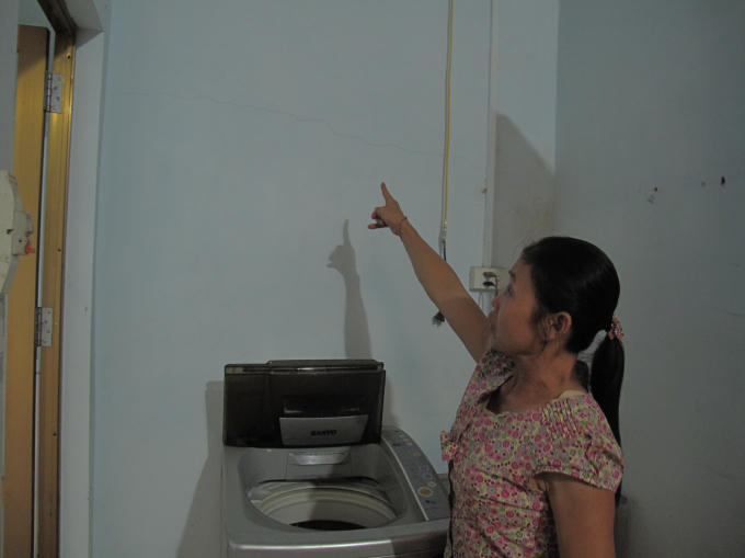 Nhà của ông Trần Ngọc Thạch xuất hiện vết nứt do công ty nổ mìn nào vét lòng sông.