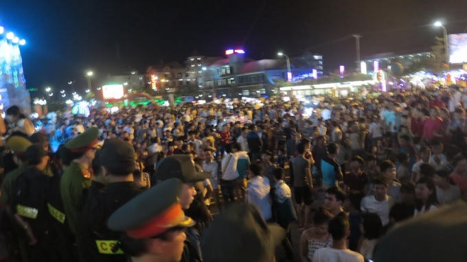 Trong đêm 30/4, hàng vạn du khách, người dân địa phương đã đổ về thị xã Cửa Lò tham gi đêm khai mạc mùa du lịch 2016.