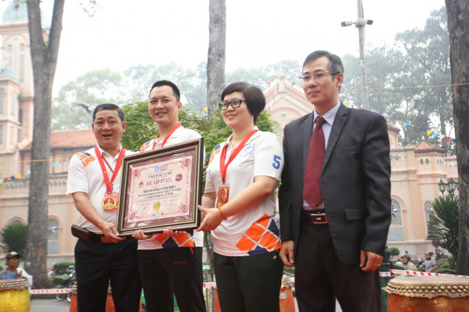 Trao kỷ lục màn đồng diễn của 108 Lân sư rồng.