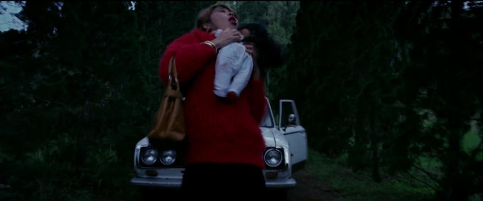 Hoài Linh bị ma búp bê cắn cổ.