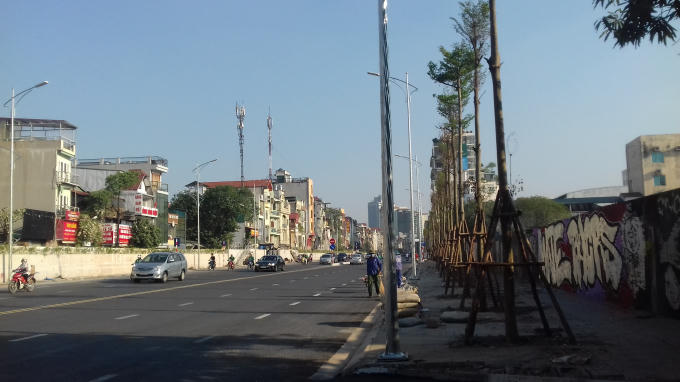 Đoạn dẫn lên cầu (hướng Âu Cơ - Nghi Tàm) được mở rộng với 6 làn xe chạy sau khi hạ thấp cốt đê xuống. Chức năng và công trình đê được giữ nguyên nhằm bảo đảm an toàn tuyệt đối trong phòng chống lũ lụt.