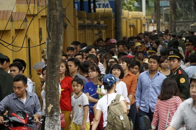 Dòng người xếp hàng vào viếng lăng Bác kéo dài từ đoạn ngã tư đường Hùng Vương - Lê Hồng Phong đến phố Ngọc Hà