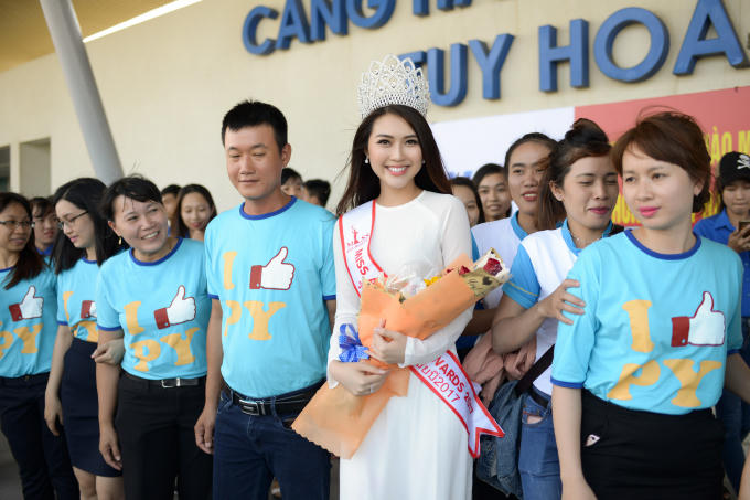 Hoa hậu Tường Linh được chào đón tại quê nhà, nhận bằng khen UBND Tỉnh Phú Yên