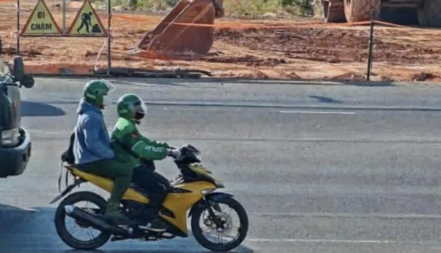 Sau khi cướp 1,8 tỷ đồng tiền mặt hai nghi phạm lên xe tẩu thoát. Ảnh: Camera an ninh ghi nhận
