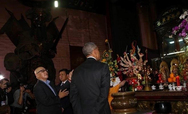 16h40, Tổng thống Obama tới chùa Ngọc Hoàng nằm trên đường Mai Thị Lựu, quận 1, TPHCM