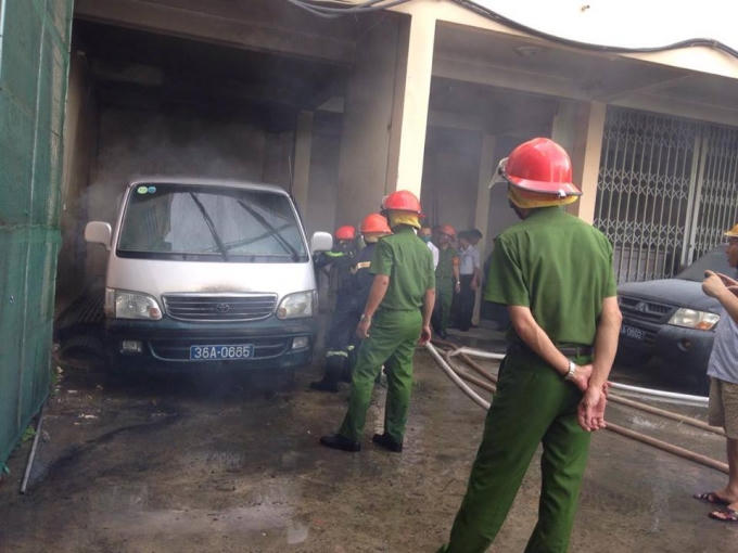 Dập tắt được đám khói đen mù mịt, lộ diện ra "thủ phạm" gây cháy là chiếc xe 16 chỗ BKS: 38A - 0665.