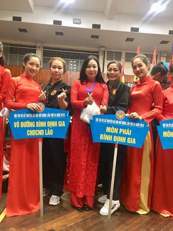 Bà Lê Minh Thu (ở giữa) – Chưởng môn phái Bình Định Gia chụp ảnh cùng môn phái.