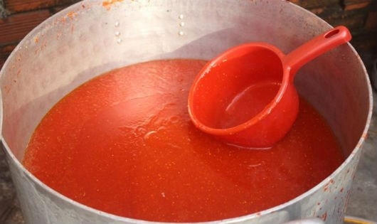 Hóa chất được nấu để nguội đóng thành phụ gia sa tế ớt, nước lẩu.
