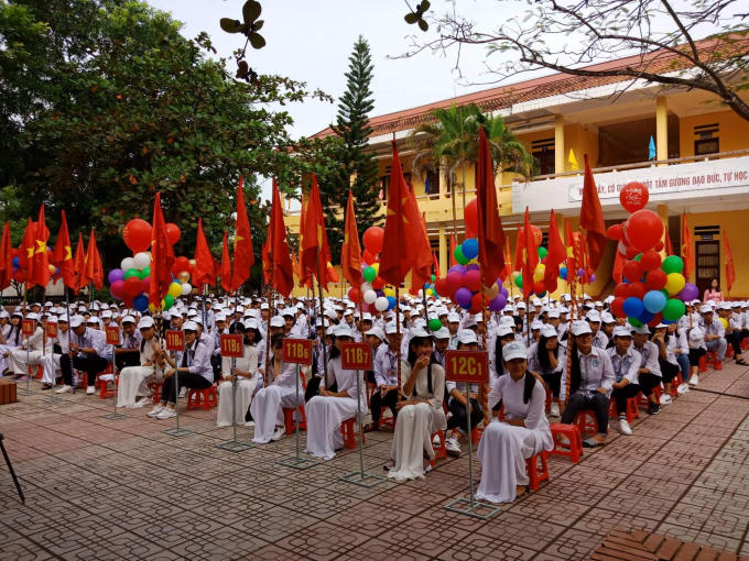 Lớp lớp học sinh khoá sau sẽ tiếp bước truyền thống hếu học của các thế hệ đàn anh đi trước.
