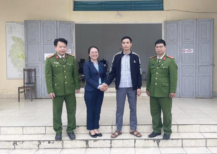 Công an xã Phú Lương kịp thời vào cuộc xác minh, phối hợp ngân hàng giúp người dân hoàn trả an toàn 1,5 tỷ đồng. (Ảnh: Công an Tuyên Quang)