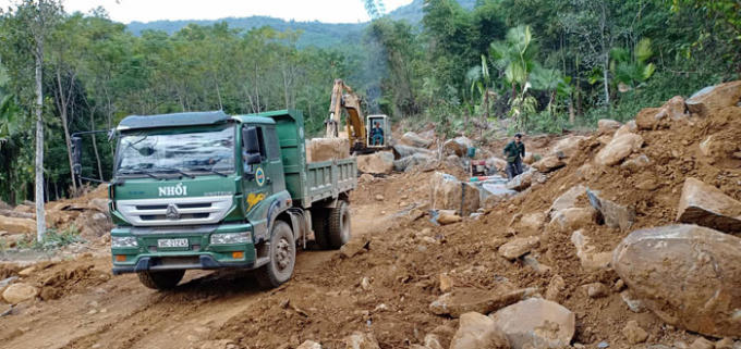 Công ty TNHH Quân Sơn đang vận chuyển đá ra ngoài khu vực. Ảnh: Vũ Thượng.