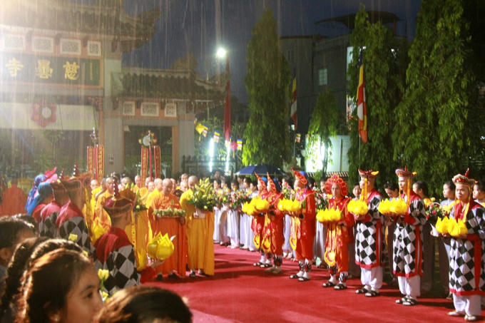 Mưa nặng hạt nhưng buổi lễ diễn ra rất trang nghiêm.