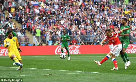 Denis Cheryshev dứt điểm khéo léo tung lưới Ả Rập Xê Út