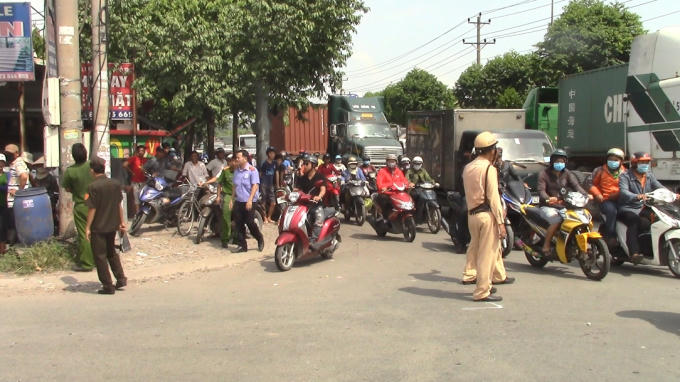 Lực lượng chức năng điều tiết giao thông qua khu vực