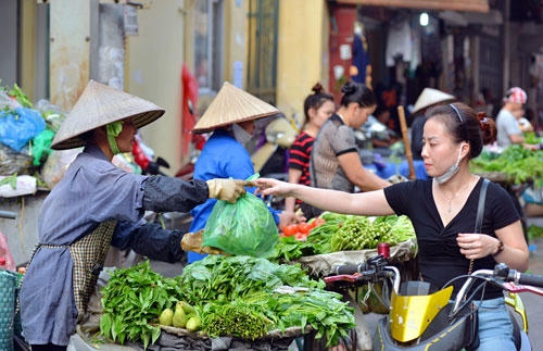 Người tiêu dùng khó phân biệt chất lượng các loại nông sản bày bán trên thị trường. Ảnh: Khánh Huy.