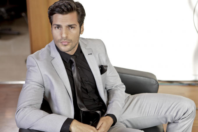 Ayza (Serkan Cayoglu) là một kiến trúc sư tài năng, một người đàn ông đẹp trai, giàu có, luôn bị vây quanh bởi các cô gái.