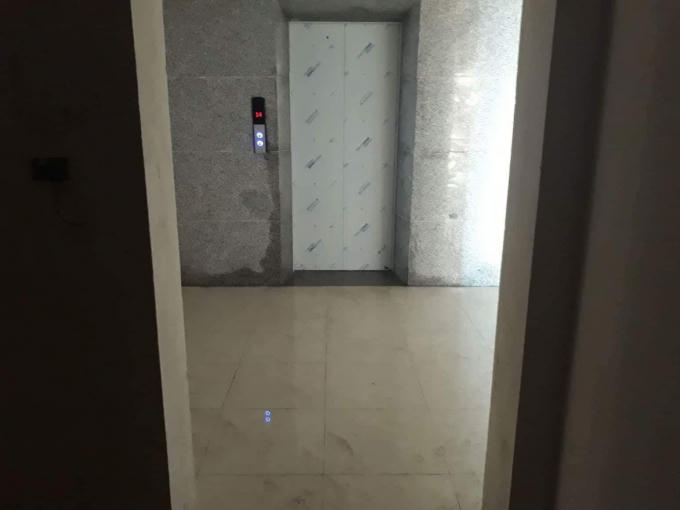 Chân tường ngấm nước lênh láng.