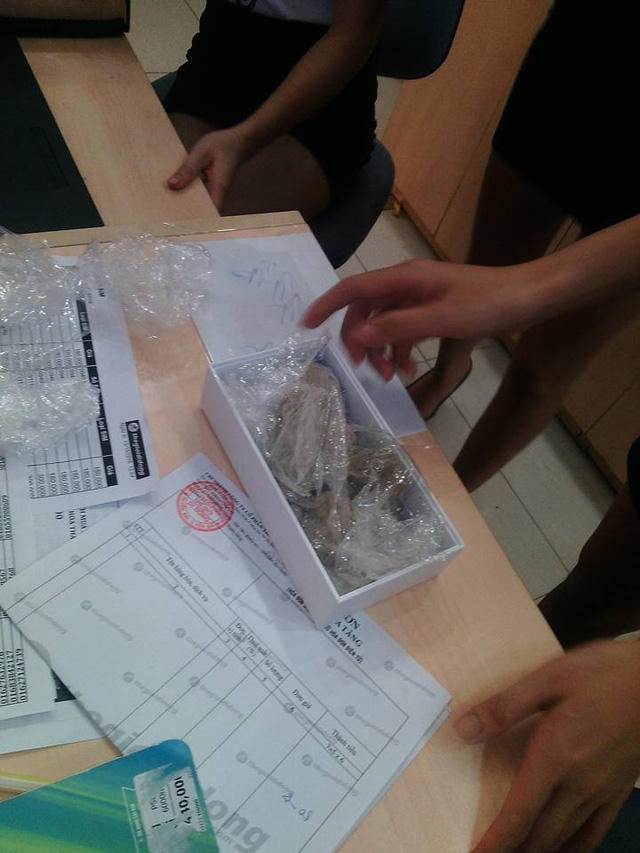 Kh&aacute;ch h&agrave;ng ở Việt Nam khui hộp iPhone 6s nguy&ecirc;n Seal nhận được cục đ&aacute;