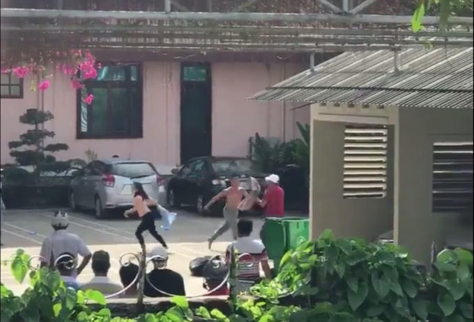 Khi đối tượng khống chế lỏng lẻo cô gái trẻ nhanh nhẹn bỏ chay.