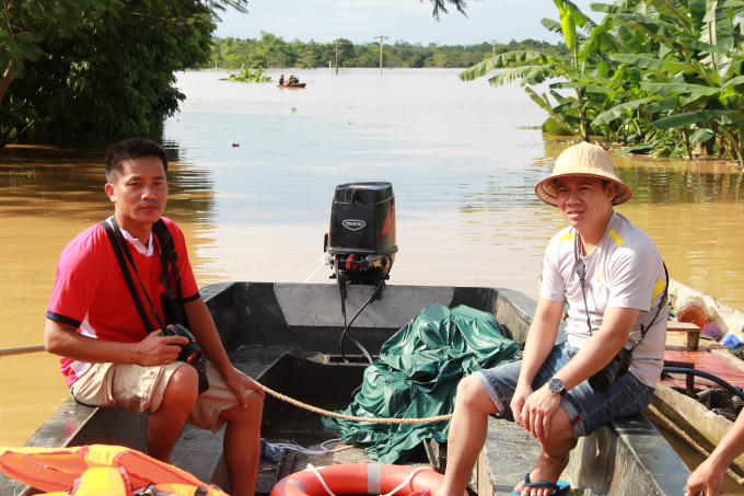 V&agrave;o v&ugrave;ng rốn lũ s&ocirc;ng Bưởi: Hơn ngh&igrave;n người cầm cự giữa m&ecirc;nh m&ocirc;ng biển nước
