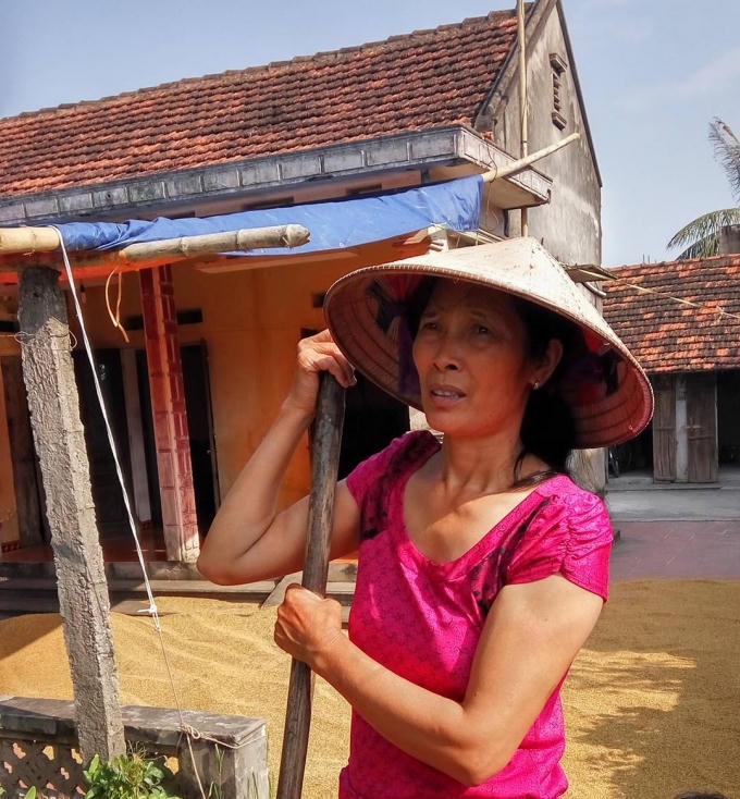 Bà Trịnh Thị Hải - thôn Đông, xã Châu Giang, huyện Duy Tiên, tỉnh Hà Nam trao đổi với PV.