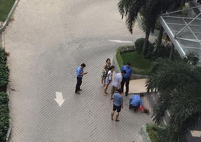 Hiện trường nơi bé gái 5 tuổi rơi từ tầng cao chung cư xuống đất tử vong.