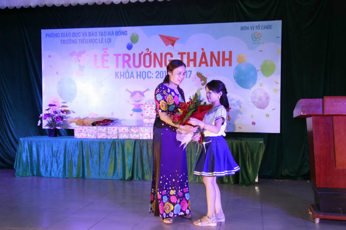 Trao những m&oacute;n qu&agrave; thể hiện sự biết ơn tới c&aacute;c thầy c&ocirc;.