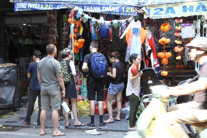 Nhóm du khách tây trước cửa một gian hàng.