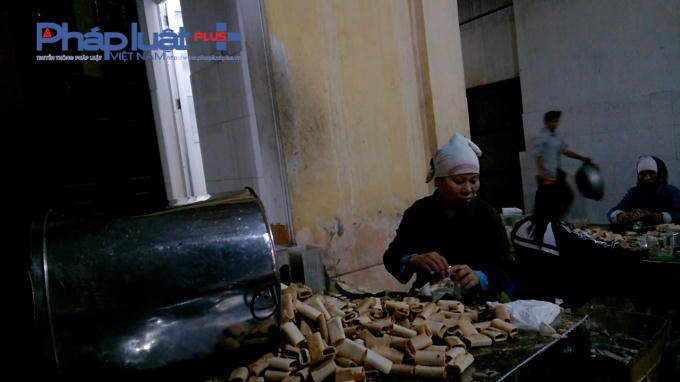 Quá trình sản xuất rất thủ công.