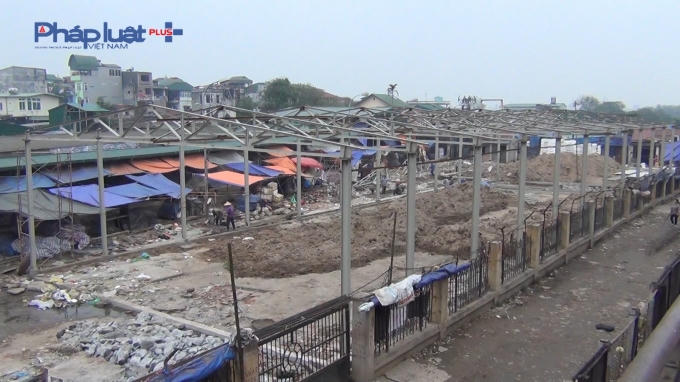 Khu chợ Long Biên đang xây, nằm ngay cạnh cầu Long Biên.