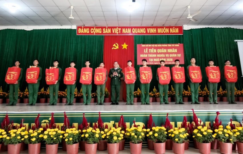 Thượng tá Lê Trọng Tình - Phó Chỉ trưởng Ban Chỉ huy BĐBP tỉnh tặng quà động viên các quân nhân xuất ngũ trở về địa phương