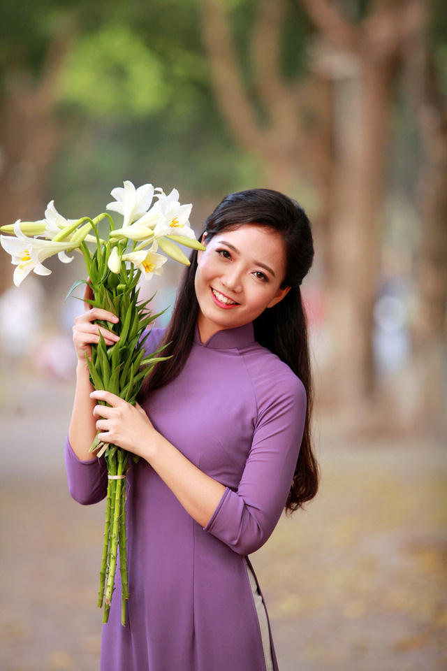 Cô giáo Phan Hồng Anh nổi tiếng vì giỏi giang và xinh đẹp.