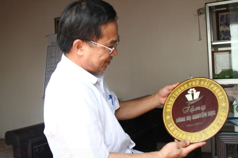 Ông Đào Trọng Nhâm - một người thành đạt của dòng họ Đào Đăng nâng niu tấm Kỷ niệm chương do Sở GD&amp;amp;ĐT tặng dòng họ khuyến học. 