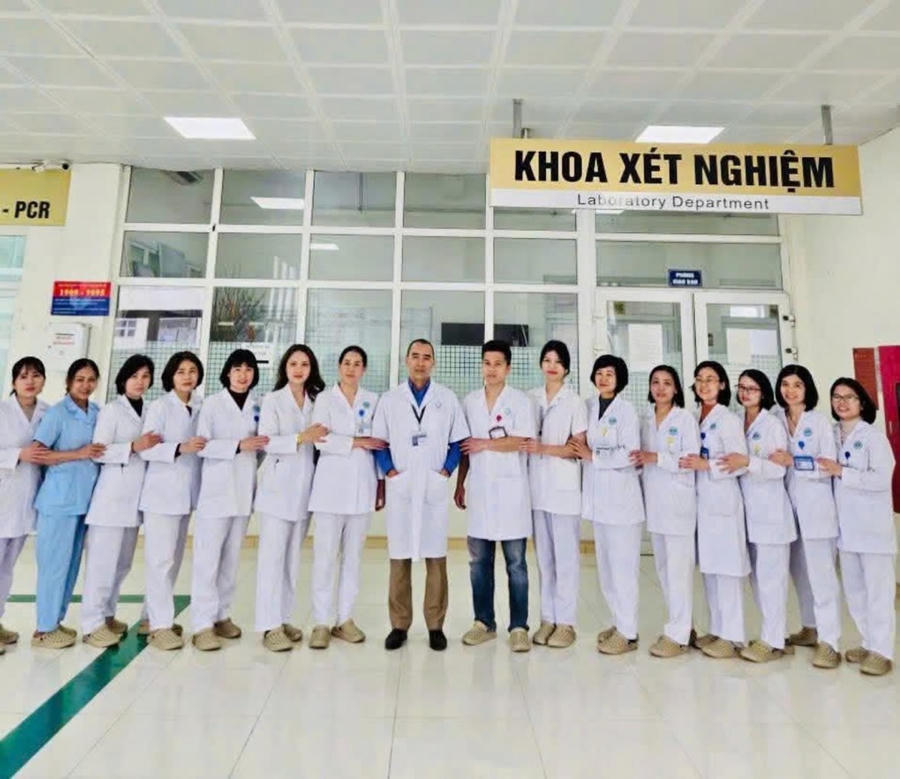 Tập thể Khoa Xét nghiệm, Bệnh viện Đa khoa Cẩm Phả – đoàn kết, vững chuyên môn, đáp ứng yêu cầu chẩn đoán hiện đại.